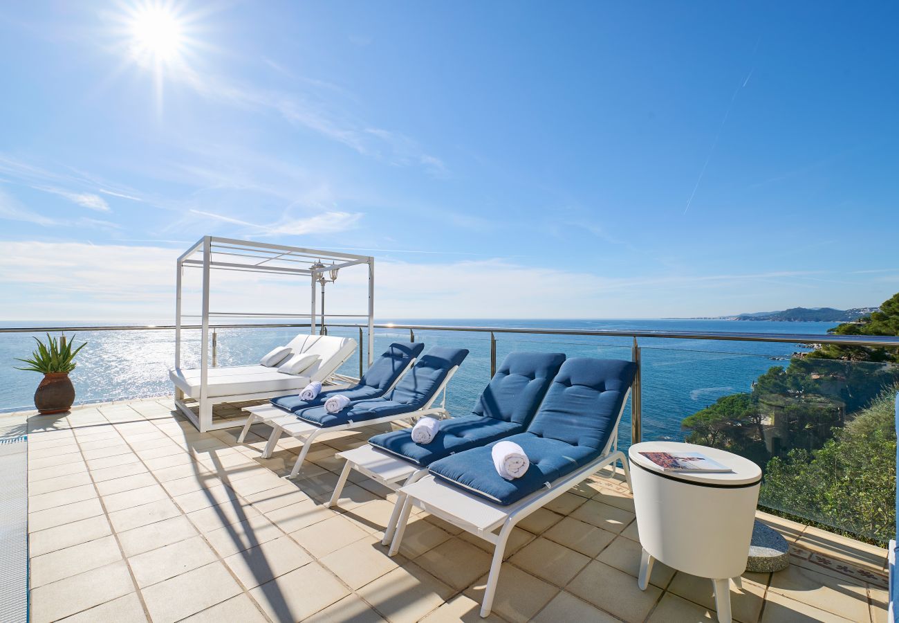 Vil.la en Lloret de Mar -  2CANY01 - Maison de luxe spectaculaire avec piscine extérieure et intérieure privée, située dans une zone privilégiée sur la falaise de Cala Canyelles avec une vue magnifique sur la mer