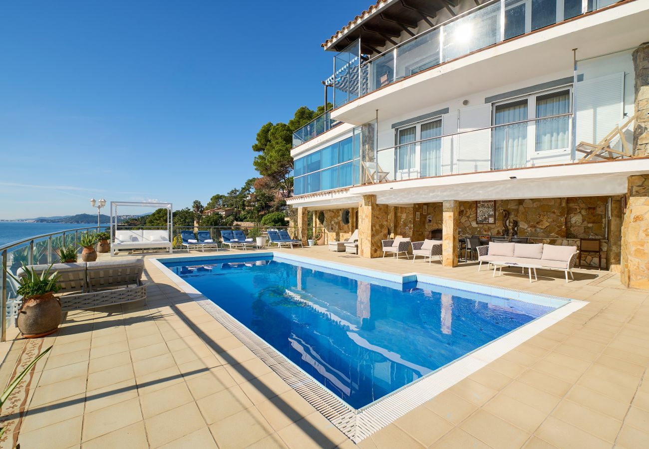 Vil.la en Lloret de Mar -  2CANY01 - Maison de luxe spectaculaire avec piscine extérieure et intérieure privée, située dans une zone privilégiée sur la falaise de Cala Canyelles avec une vue magnifique sur la mer