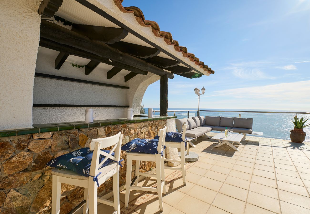 Vil.la en Lloret de Mar -  2CANY01 - Maison de luxe spectaculaire avec piscine extérieure et intérieure privée, située dans une zone privilégiée sur la falaise de Cala Canyelles avec une vue magnifique sur la mer