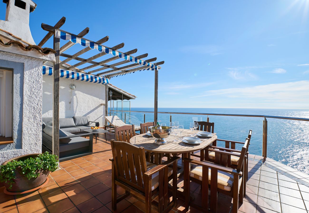 Vil.la en Lloret de Mar -  2CANY01 - Maison de luxe spectaculaire avec piscine extérieure et intérieure privée, située dans une zone privilégiée sur la falaise de Cala Canyelles avec une vue magnifique sur la mer