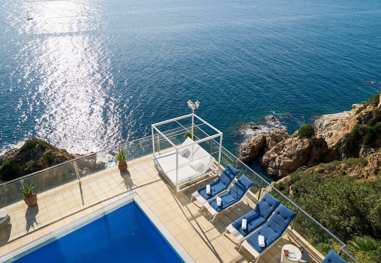 Vil.la en Lloret de Mar -  2CANY01 - Maison de luxe spectaculaire avec piscine extérieure et intérieure privée, située dans une zone privilégiée sur la falaise de Cala Canyelles avec une vue magnifique sur la mer