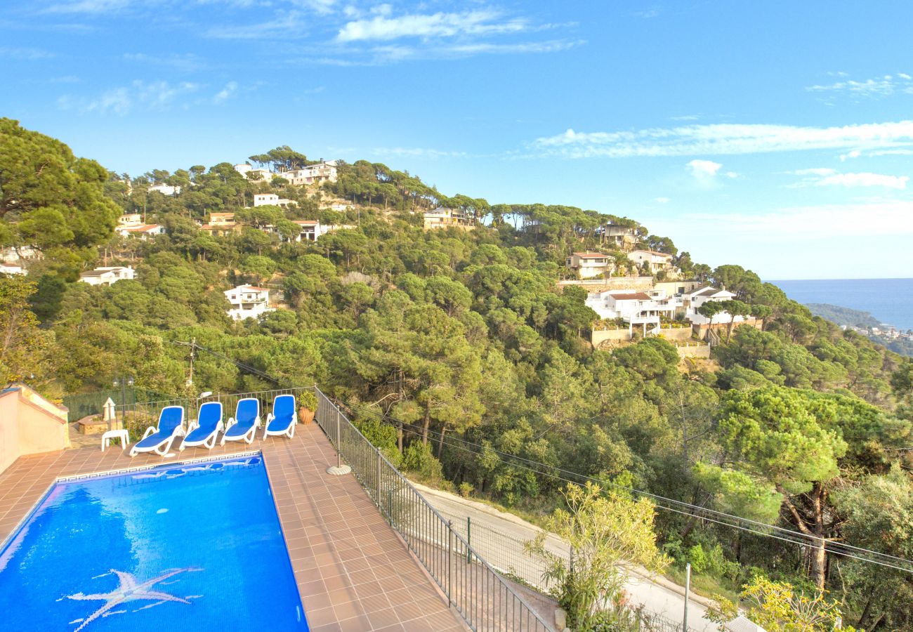 Vil.la en Lloret de Mar - 2MON10 -Vila de 125 m2 + 825 m2 de parcel.la, situada a Lloret de Mar, a 2,5 km de la platja Cala Canyelles i a 6 km del centre de Tossa de Mar,