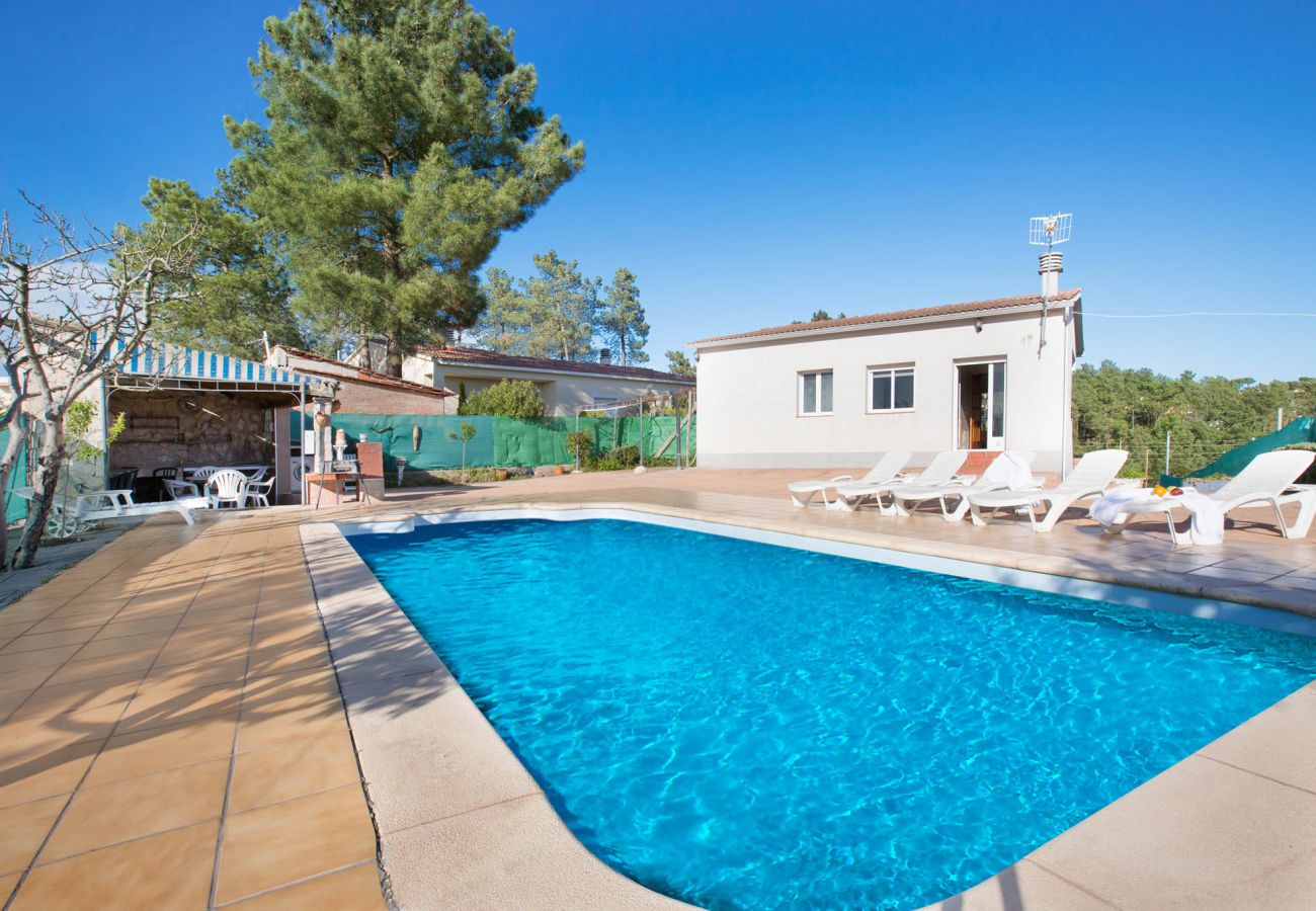 Villa in Lloret de Mar - 2AL01 -Basic 4 bedroom house with private swimming-pool and garden located in a quiet area