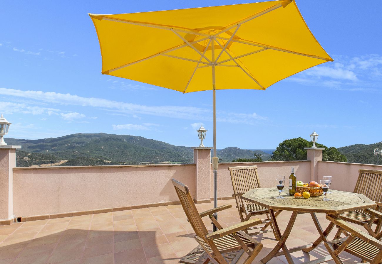 Villa in Lloret de Mar - 2ANG 01 - Cozy and large 5-bedroom house with private pool near Cala Canyelles beach