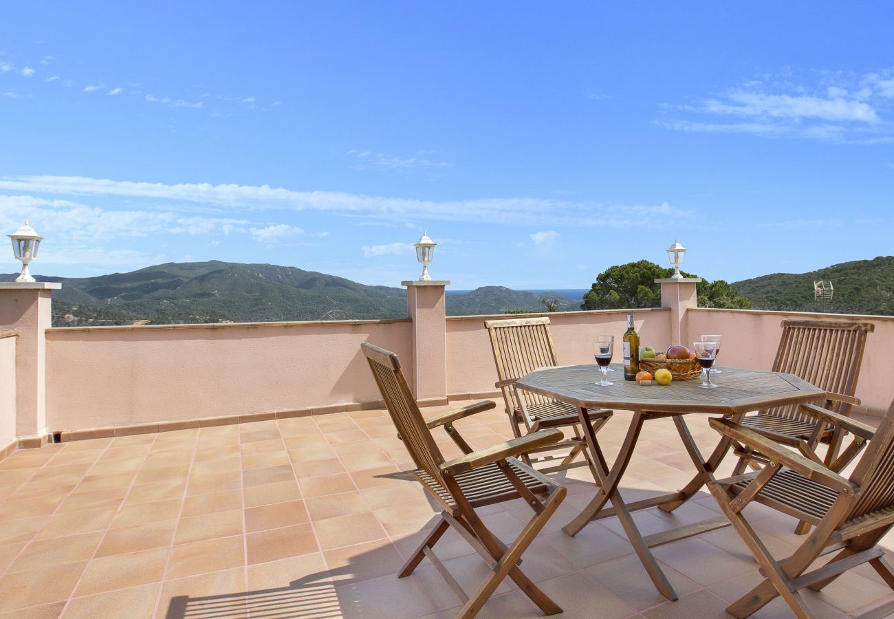 Villa in Lloret de Mar - 2ANG 01 - Cozy and large 5-bedroom house with private pool near Cala Canyelles beach