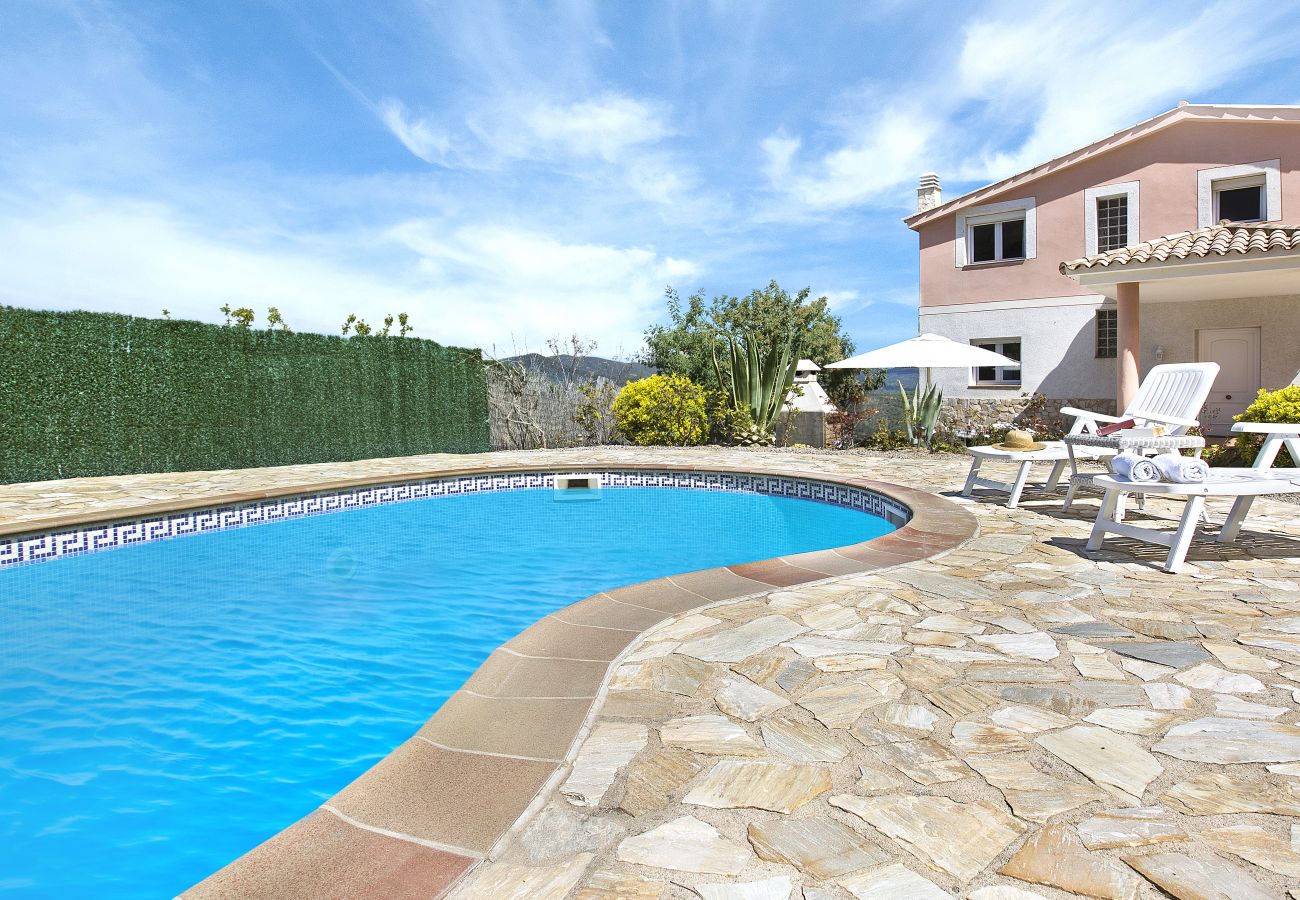 Villa in Lloret de Mar - 2ANG 01 - Cozy and large 5-bedroom house with private pool near Cala Canyelles beach