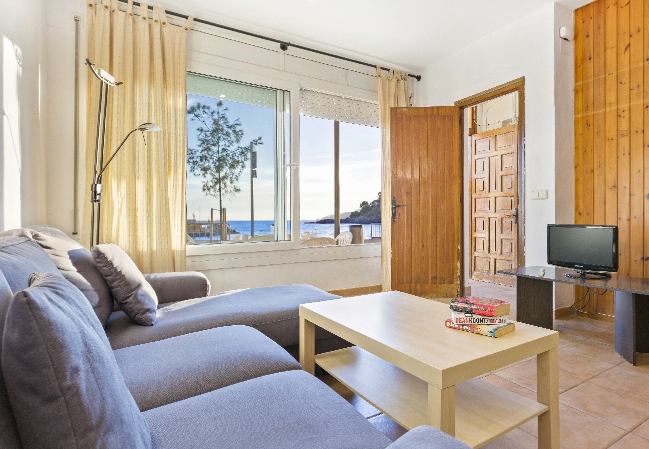 Apartment in Llafranc - 1BON PL - Basic 3 bedroom apartment in Llafranc directly facing the beach