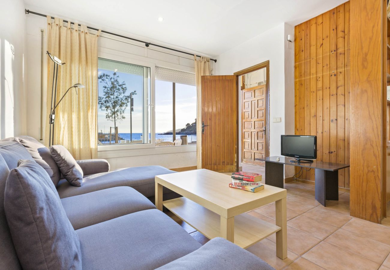 Apartment in Llafranc - 1BON PL - Basic 3 bedroom apartment in Llafranc directly facing the beach