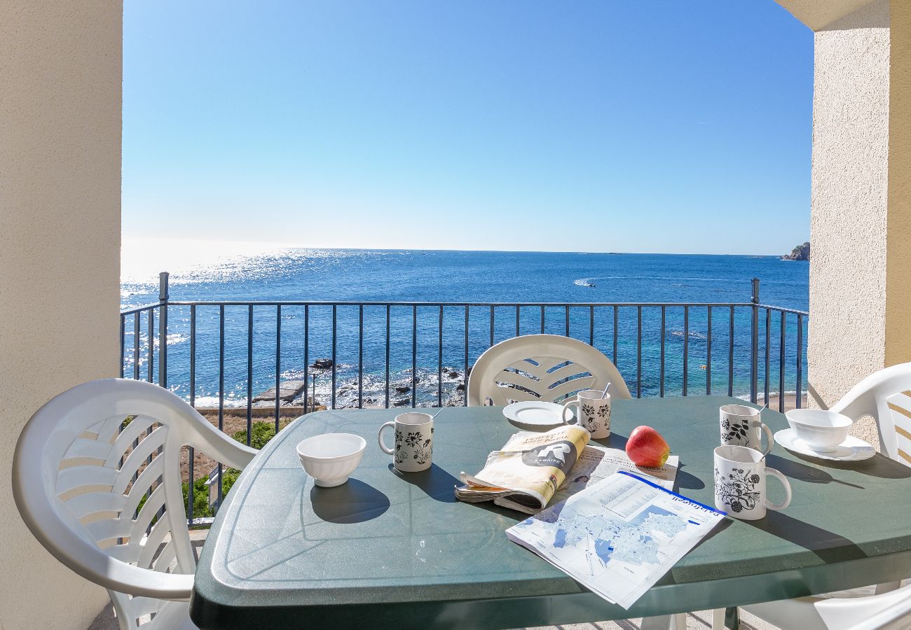 Apartment in Calella de Palafrugell - 1CAN02 -  3 Bedroom apartment with terrace located in front of the beach of Calella de Palafrugell.