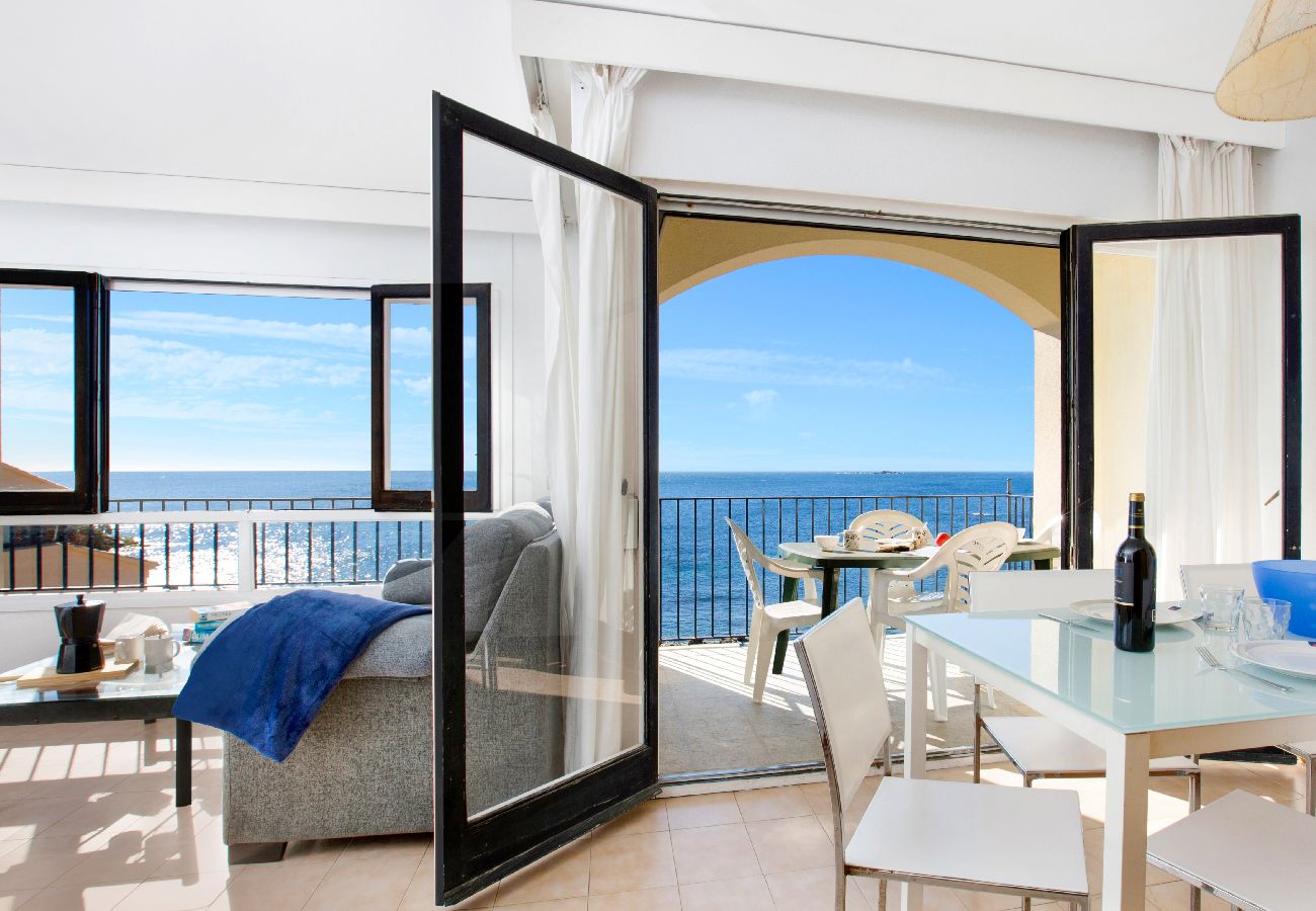 Apartment in Calella de Palafrugell - 1CAN02 -  3 Bedroom apartment with terrace located in front of the beach of Calella de Palafrugell.