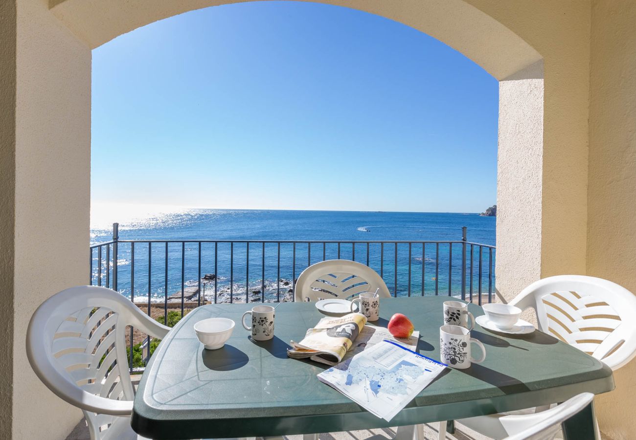 Apartment in Calella de Palafrugell - 1CAN02 -  3 Bedroom apartment with terrace located in front of the beach of Calella de Palafrugell.