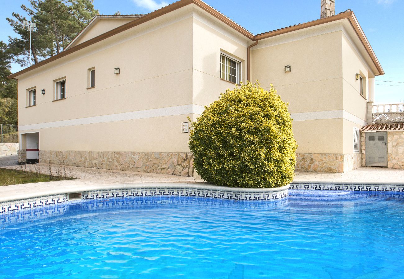 Villa in Vidreres -  2CAROL01 - Nice 4 bedroom house with private pool located in a quiet residential area