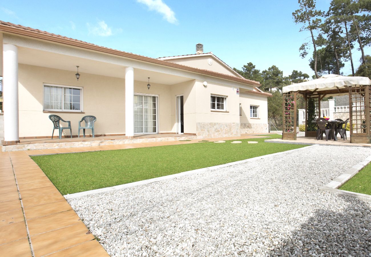 Villa in Vidreres -  2CAROL01 - Nice 4 bedroom house with private pool located in a quiet residential area