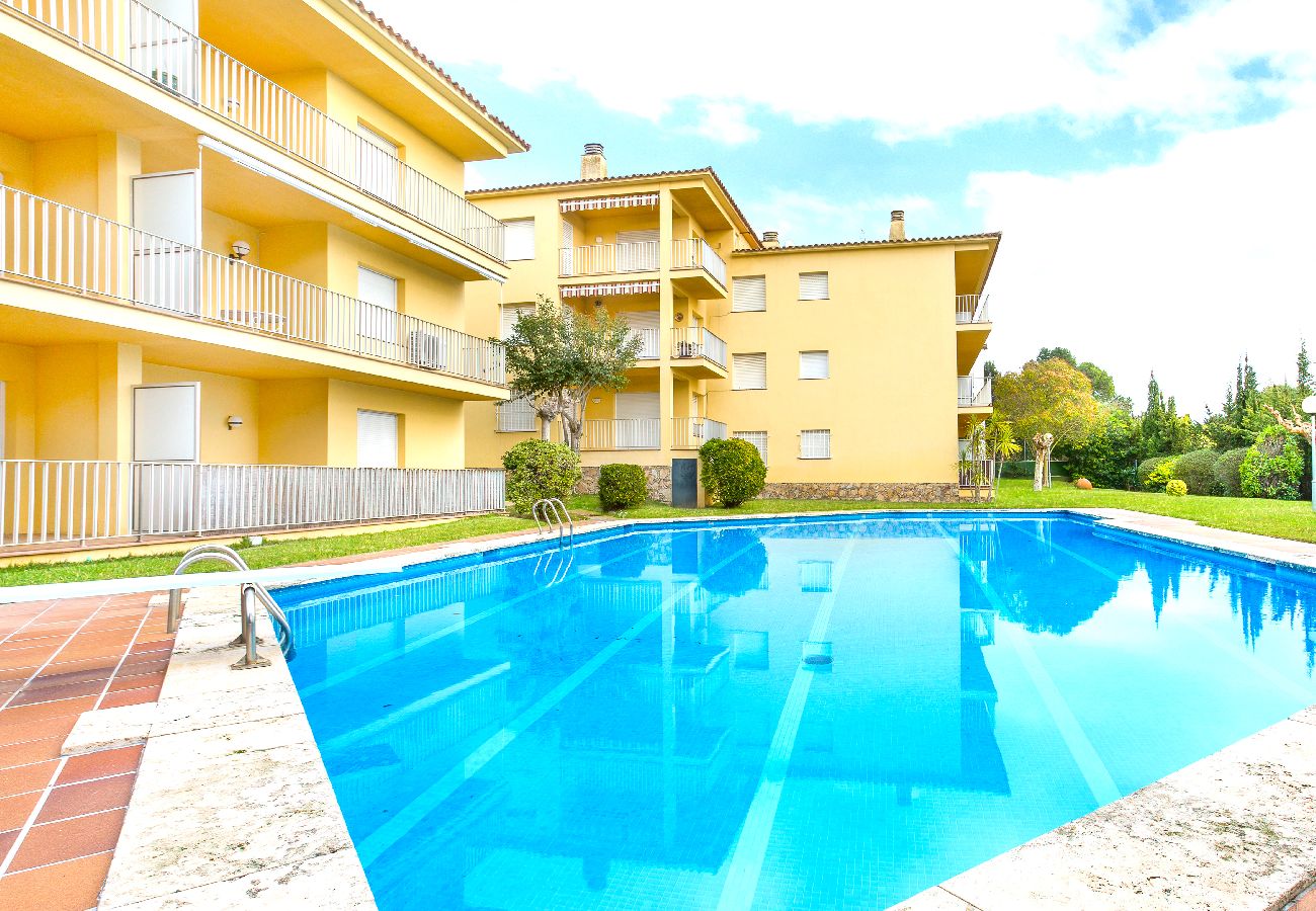 Apartment in Llafranc - 1CEN A1 -Basic  apartment with communal garden and pool, only 800m from the  beach of Llafranc