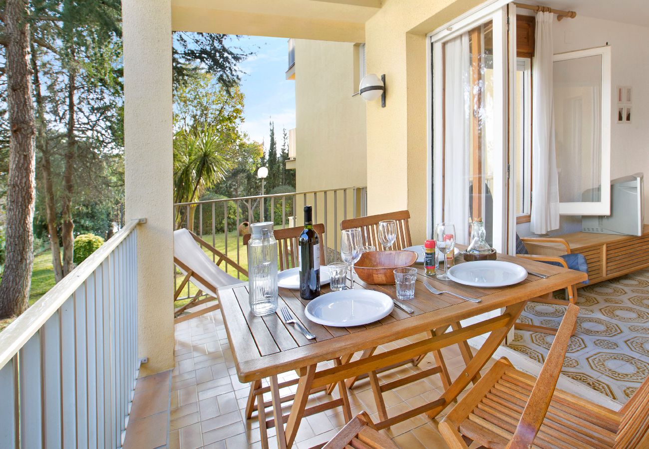 Apartment in Llafranc - 1CEN A1 -Basic  apartment with communal garden and pool, only 800m from the  beach of Llafranc