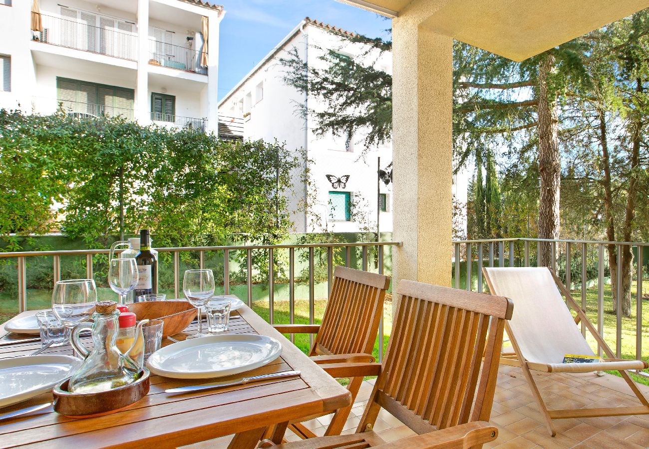 Apartment in Llafranc - 1CEN A1 -Basic  apartment with communal garden and pool, only 800m from the  beach of Llafranc