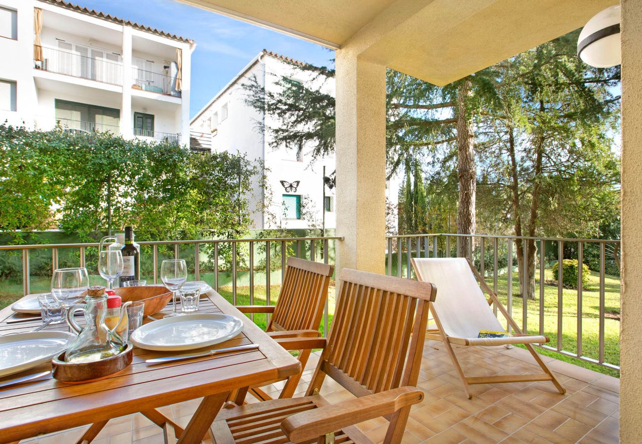 Apartment in Llafranc - 1CEN A1 -Basic  apartment with communal garden and pool, only 800m from the  beach of Llafranc