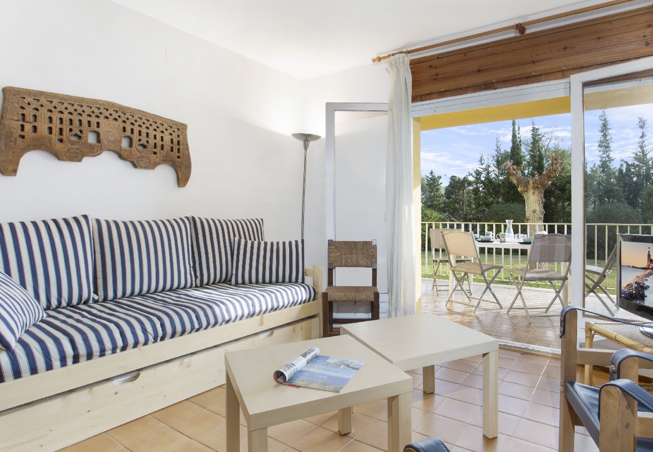 Apartment in Llafranc - 1CEN A2 -Basic apartment with communal garden and pool, only 800m from the  beach of Llafranc