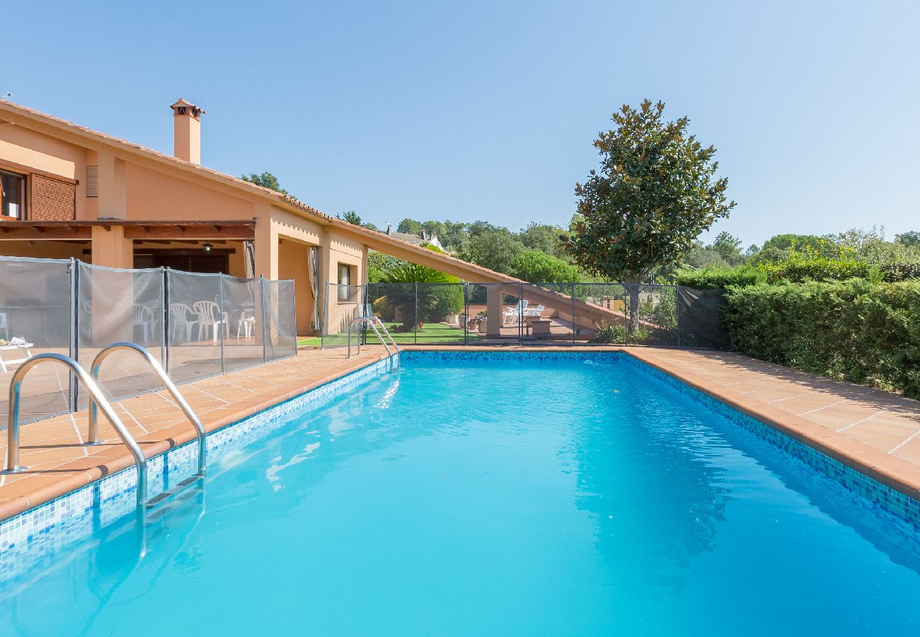 Villa in Vidreres - 2CIP01-6pax - House with capacity for 06 people and private pool located in a quiet area