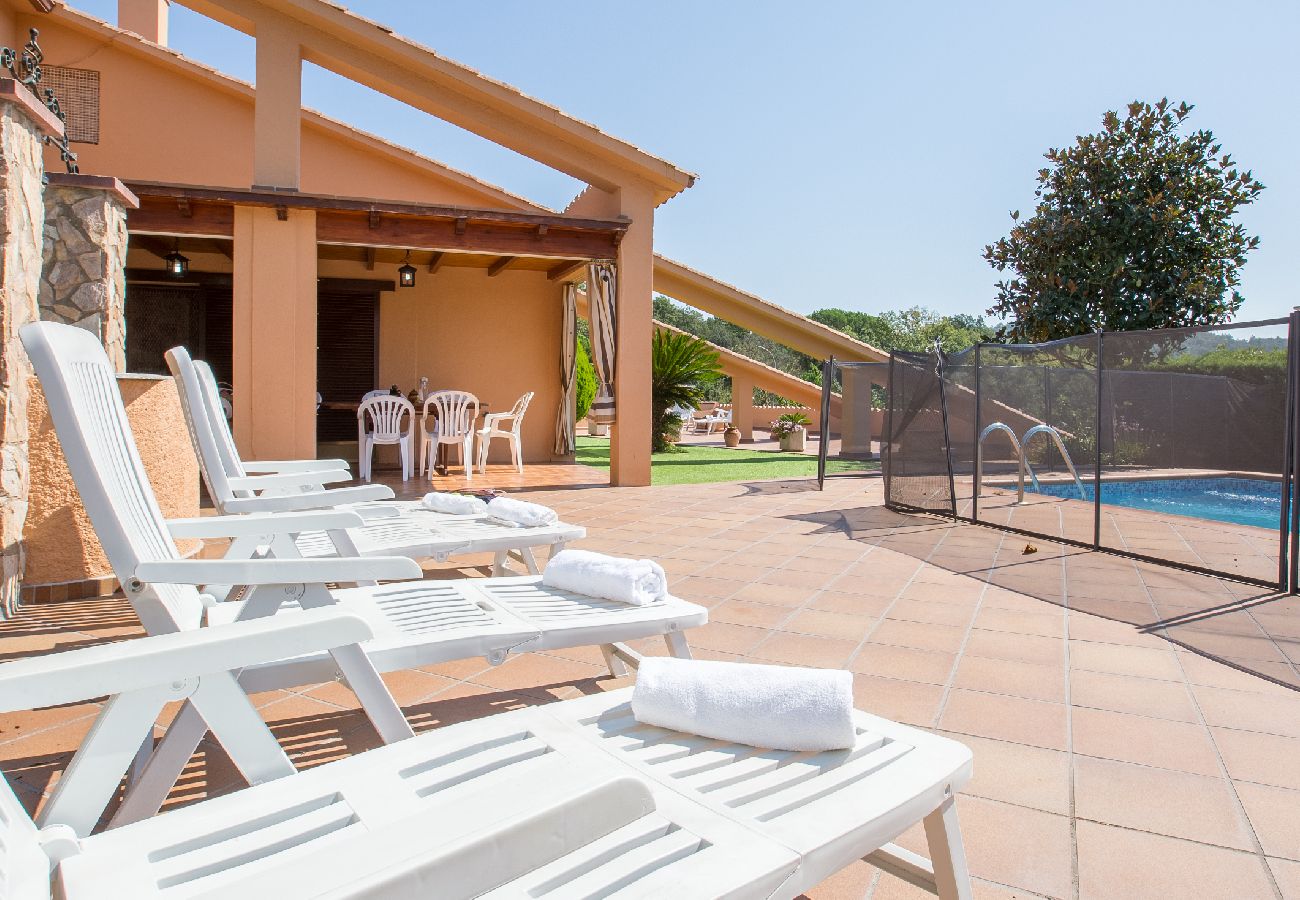 Villa in Vidreres - 2CIP01-6pax - House with capacity for 06 people and private pool located in a quiet area