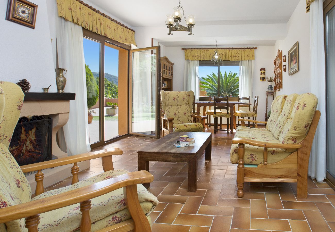 Villa in Vidreres - 2CIP01-6pax - House with capacity for 06 people and private pool located in a quiet area