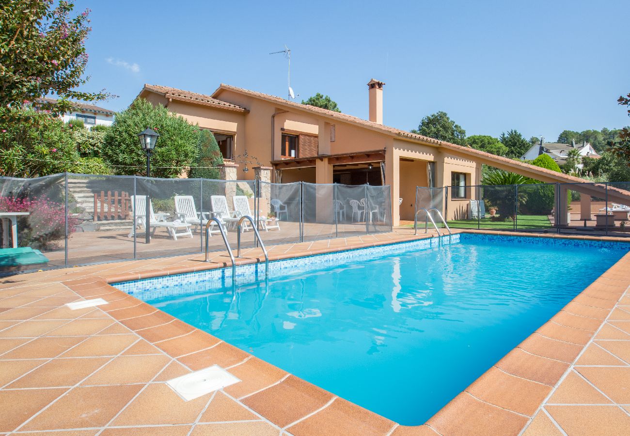 Villa in Vidreres - 2CIP01-6pax - House with capacity for 06 people and private pool located in a quiet area