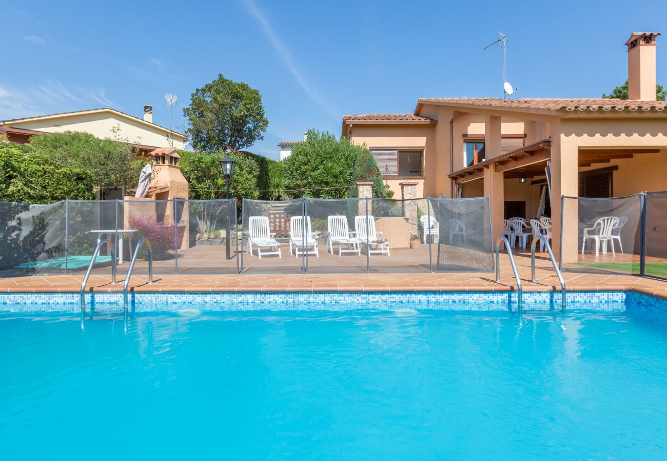 Villa in Vidreres - 2CIP01-6pax - House with capacity for 06 people and private pool located in a quiet area