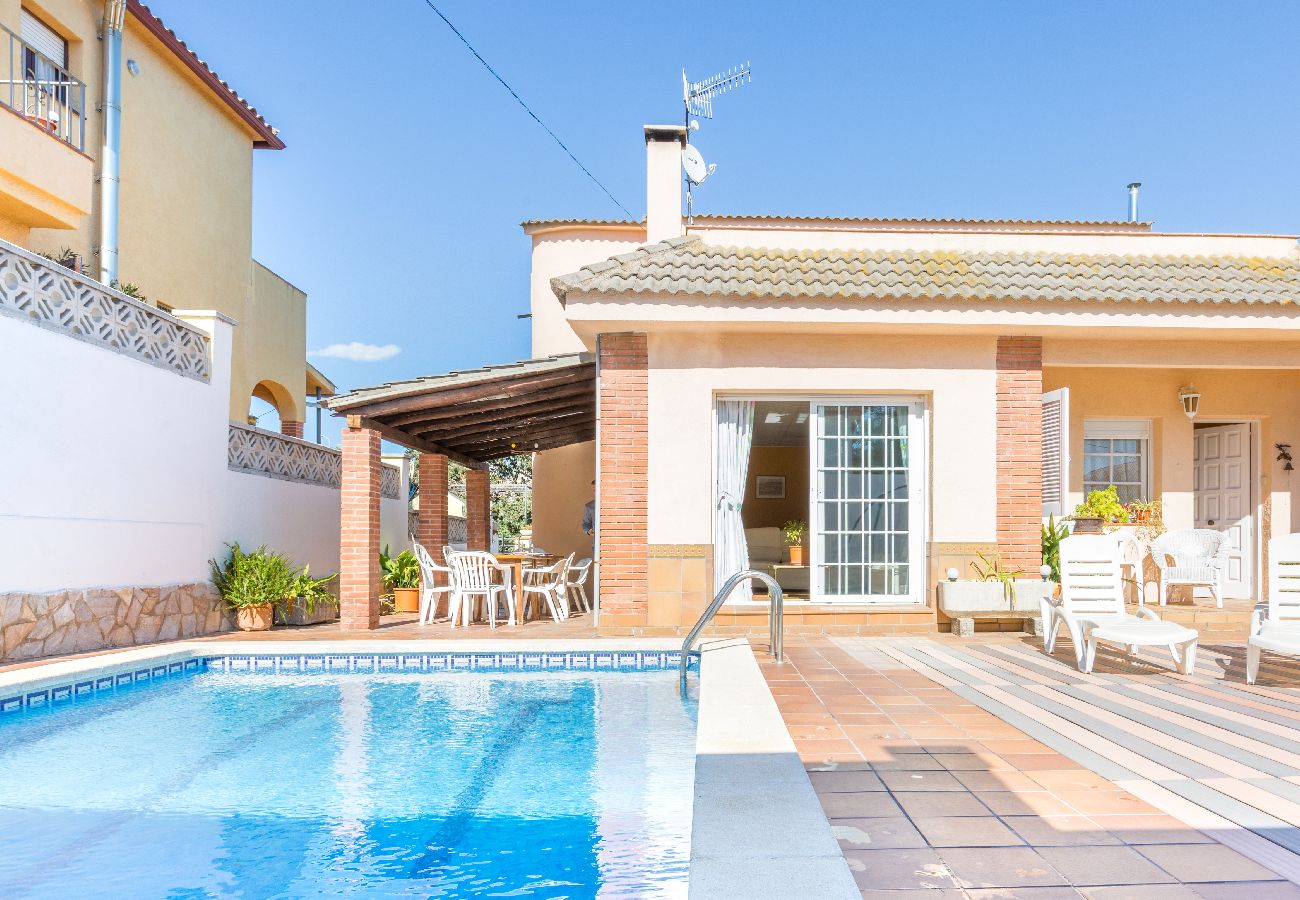 Villa in Blanes - 2DP01 - Cozy 4 bedroom house with garden and private pool located near the beach