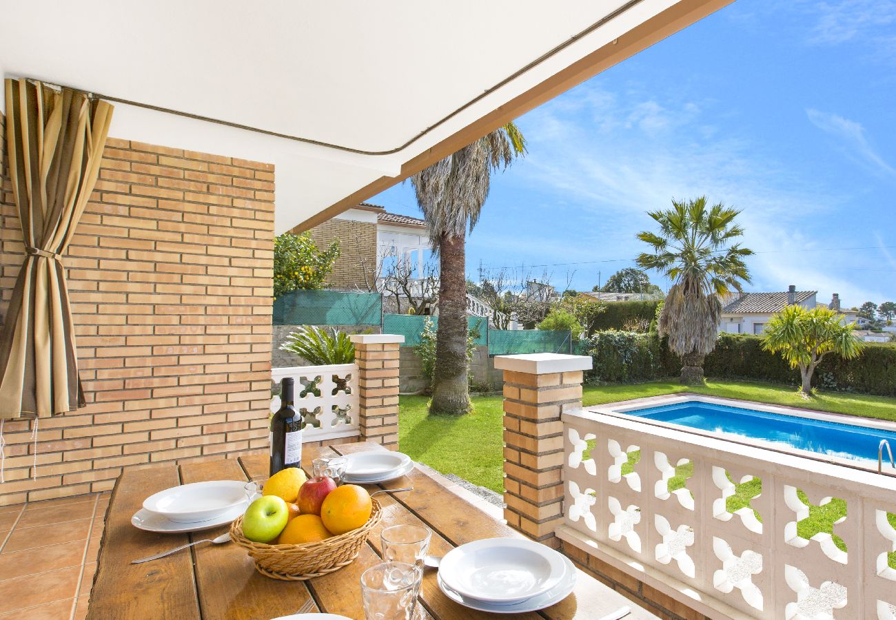 Villa in Lloret de Mar - 2FIN01 - Cozy 3 bedroom house with garden and private pool located in a quiet residential area