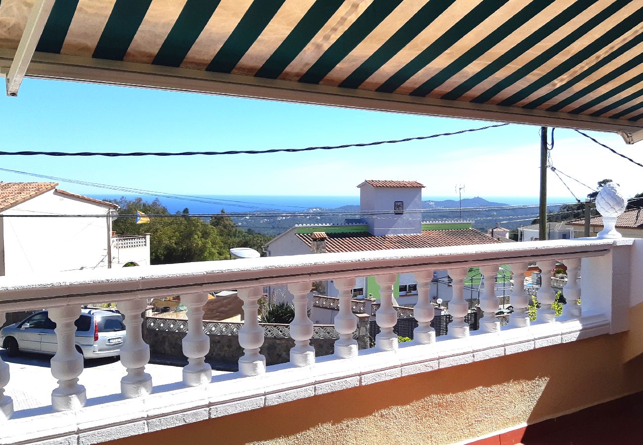 Villa in Lloret de Mar - 2JUL01 - House for 8 people located in a quiet area just 7 km from the beach of Lloret de Mar.