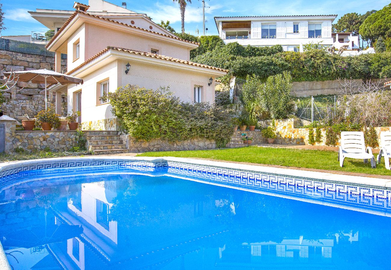 Villa in Lloret de Mar - 2LIN01 -Beautiful house with private pool located in a quiet residential area near the beach