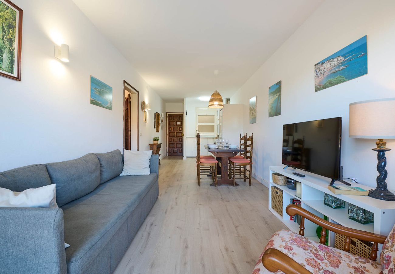 Apartment in Calella de Palafrugell - 1MG G2 - Basic 2 bedroom apartment with communal swimming pool  located 400m from the beach of Calella de Palafrugell,