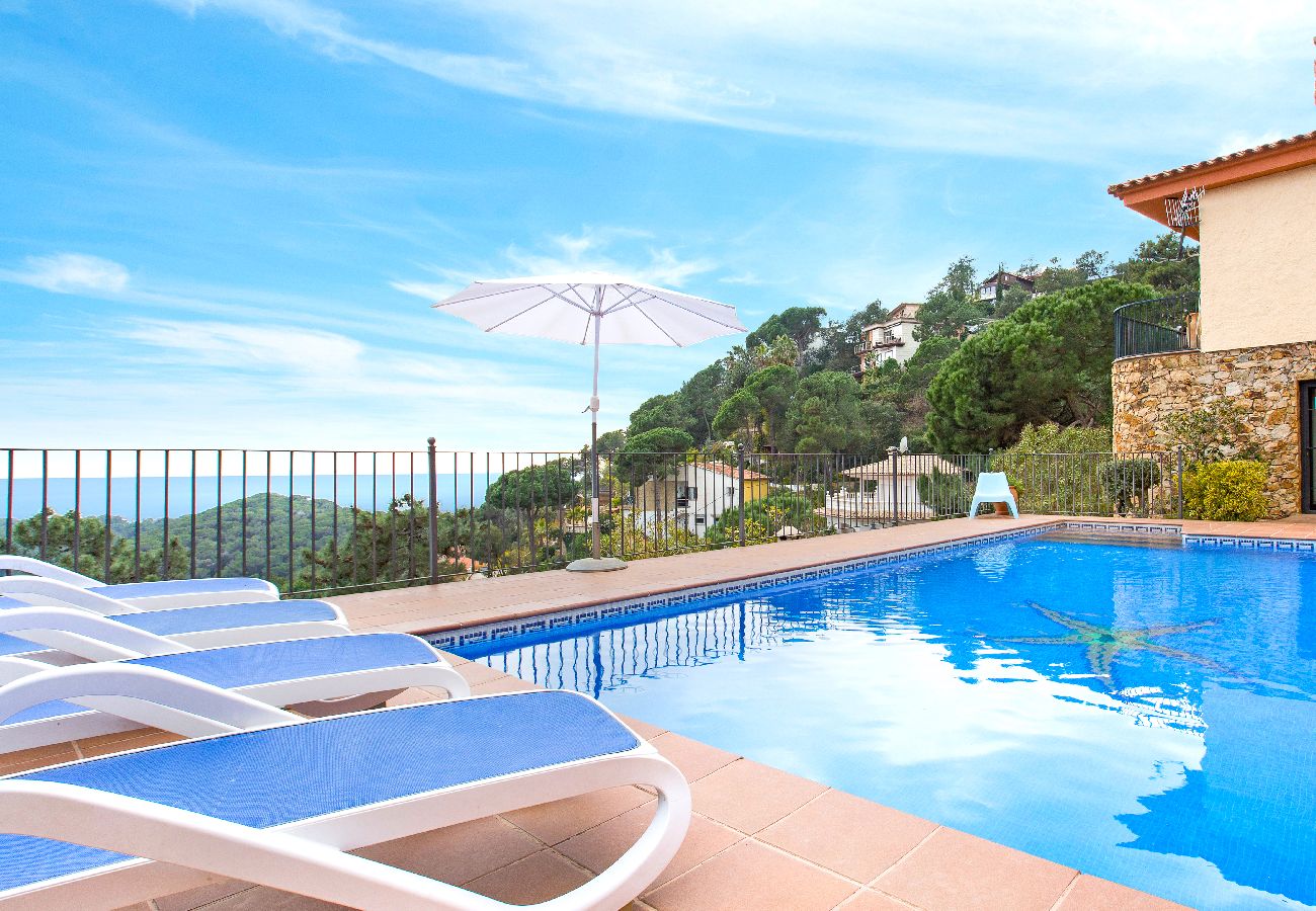 Villa in Lloret de Mar - 2MON6 - Beautiful house with private pool situated in a quiet residential area only 2.5km from the beautiful quiet and lovely beach of Canyelles.