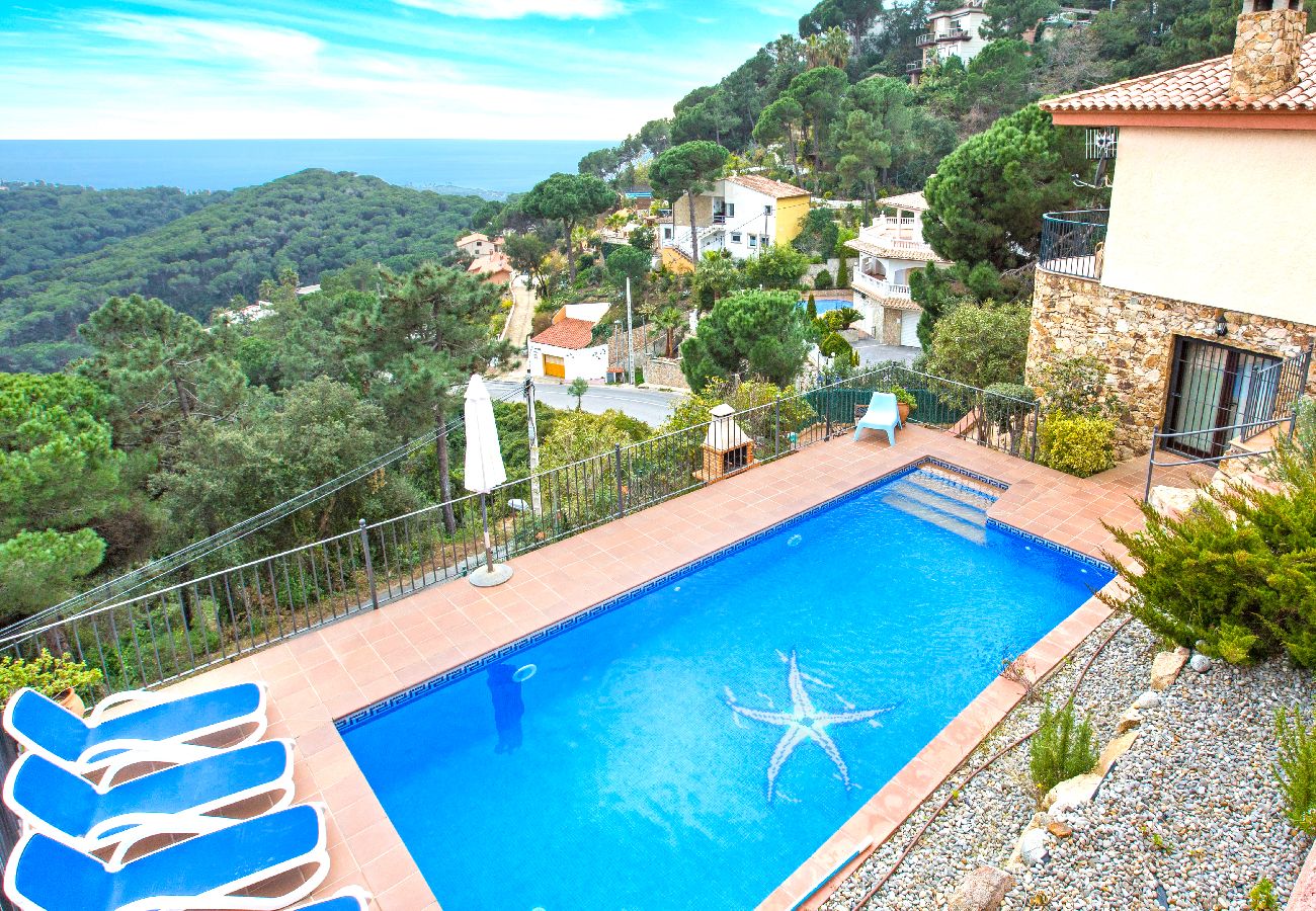 Villa in Lloret de Mar - 2MON6 - Beautiful house with private pool situated in a quiet residential area only 2.5km from the beautiful quiet and lovely beach of Canyelles.