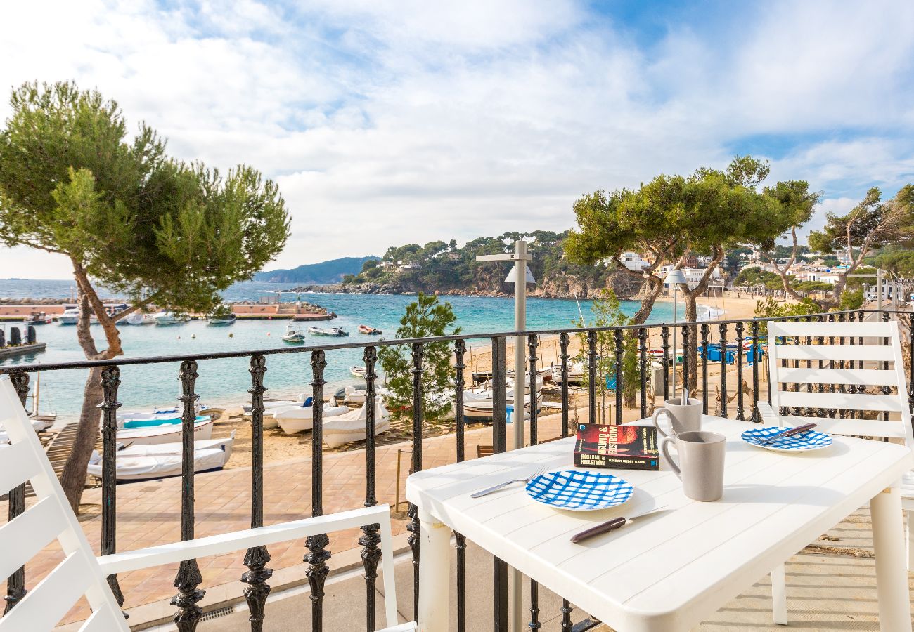 Apartment in Llafranc - 1PAQ01 - Beautiful apartment in an idyllic location on the sea front opposite Llafranc beach with stunning sea views! Near restaurants, supermarkets and pharmacies. 