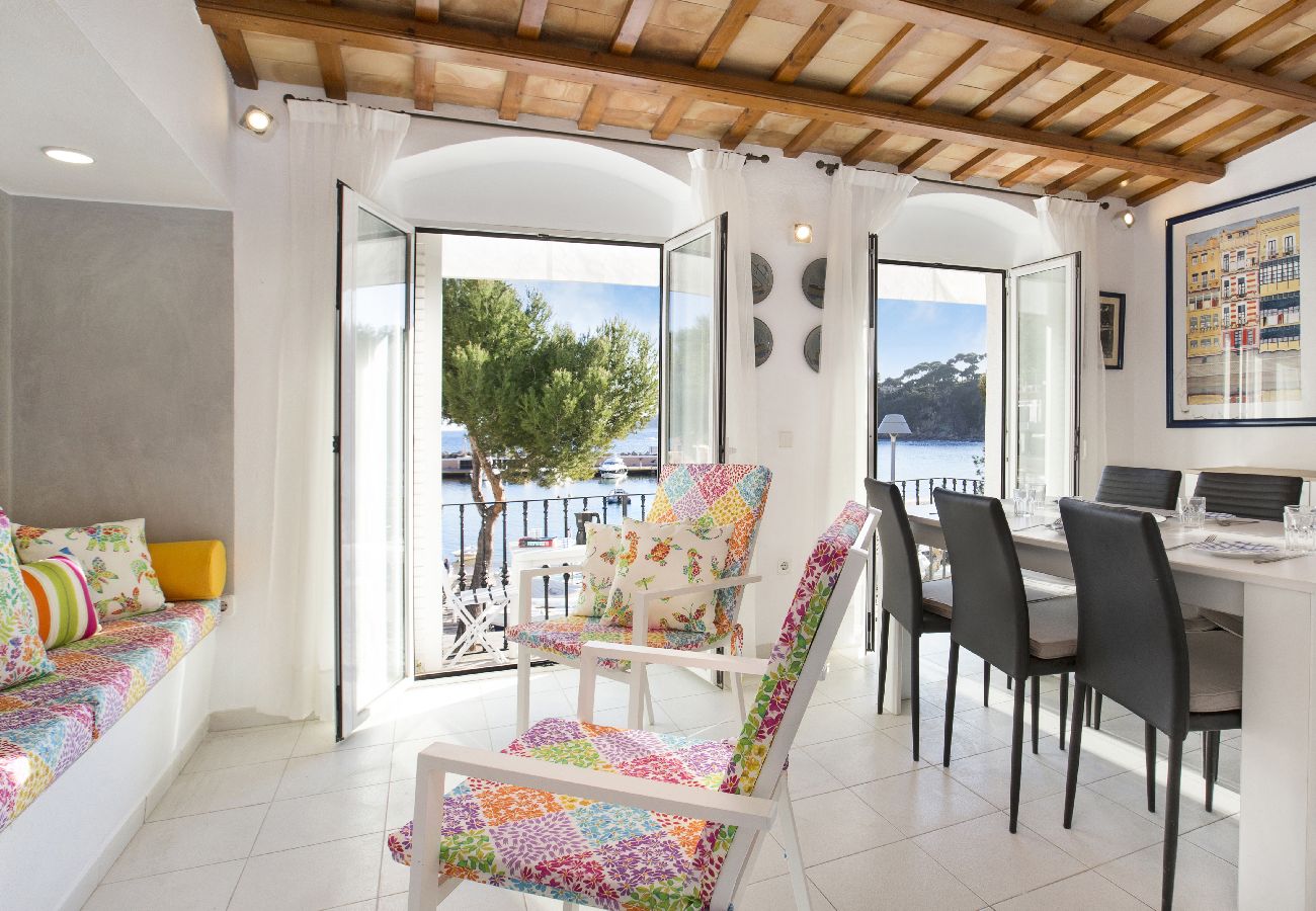 Apartment in Llafranc - 1PAQ01 - Beautiful apartment in an idyllic location on the sea front opposite Llafranc beach with stunning sea views! Near restaurants, supermarkets and pharmacies. 