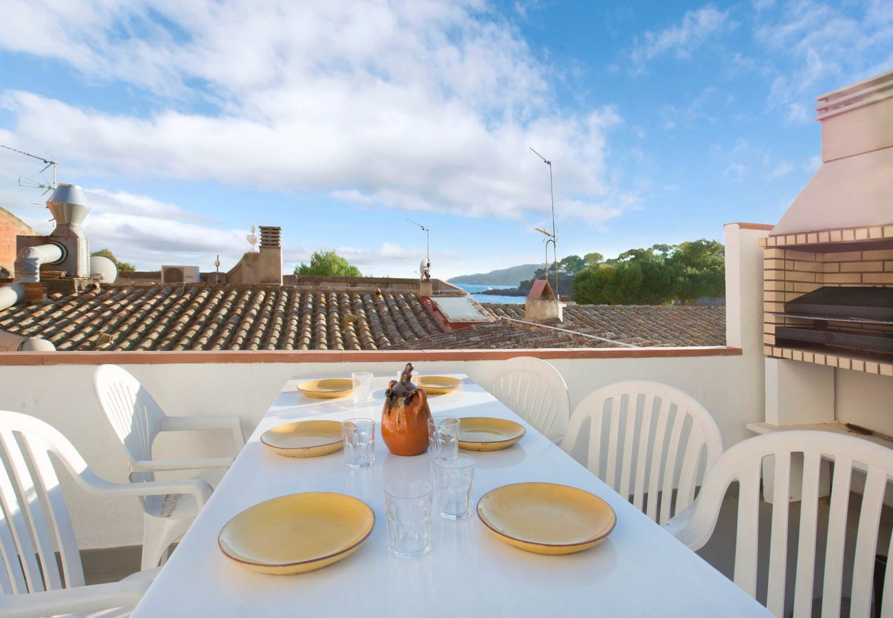 Apartment in Llafranc - 1PAQ01 - Beautiful apartment in an idyllic location on the sea front opposite Llafranc beach with stunning sea views! Near restaurants, supermarkets and pharmacies. 