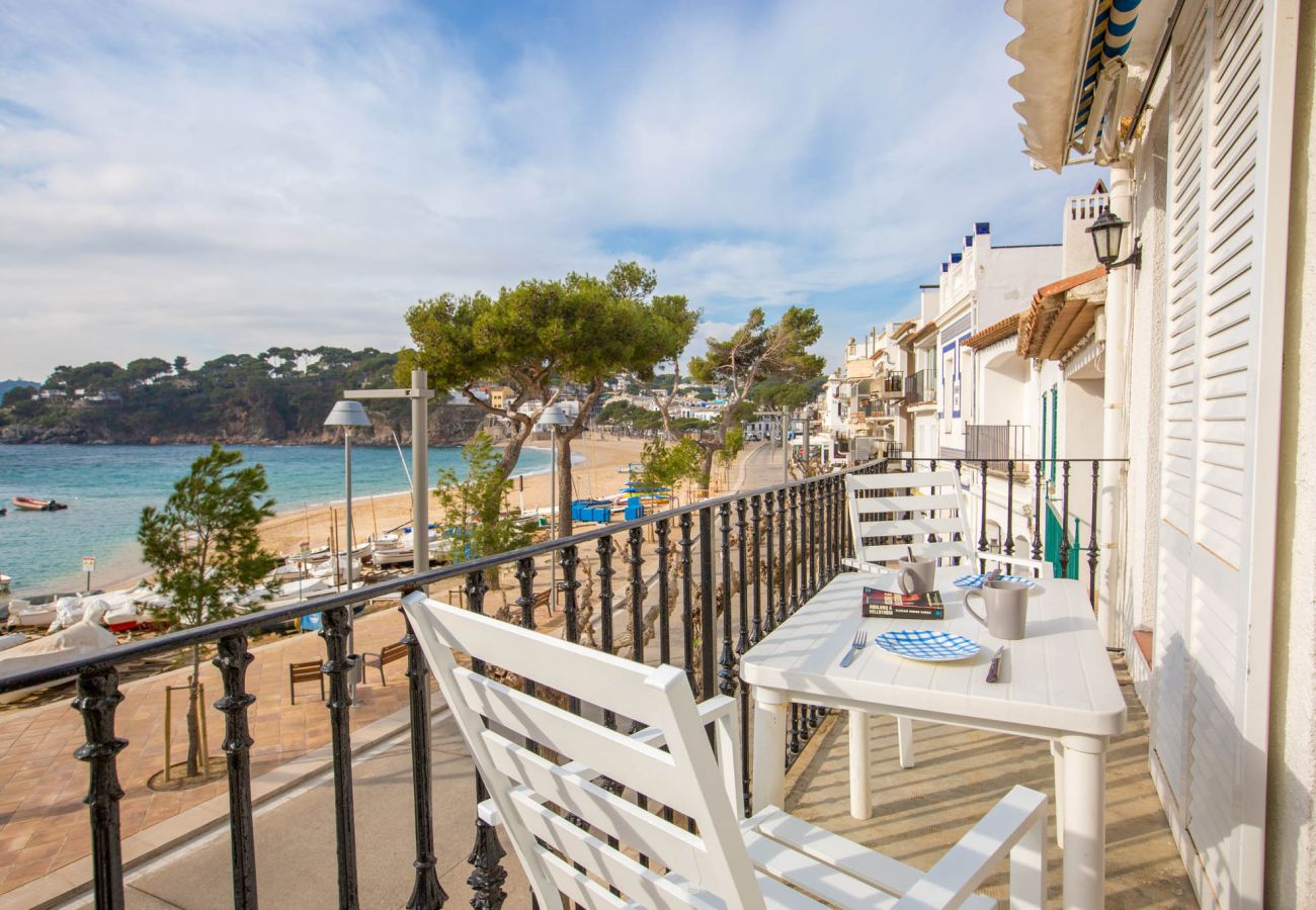 Apartment in Llafranc - 1PAQ01 - Beautiful apartment in an idyllic location on the sea front opposite Llafranc beach with stunning sea views! Near restaurants, supermarkets and pharmacies. 