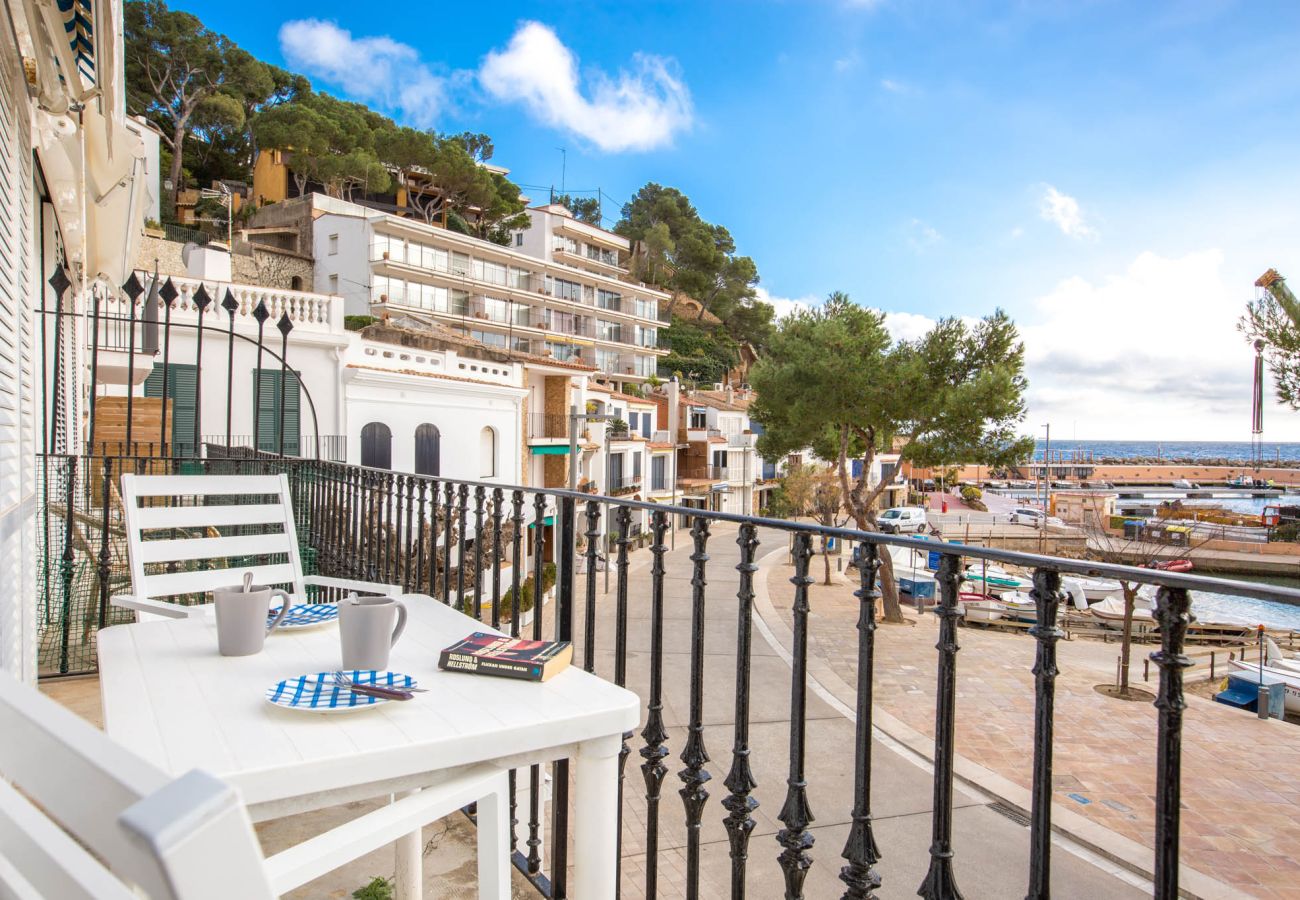 Apartment in Llafranc - 1PAQ01 - Beautiful apartment in an idyllic location on the sea front opposite Llafranc beach with stunning sea views! Near restaurants, supermarkets and pharmacies. 