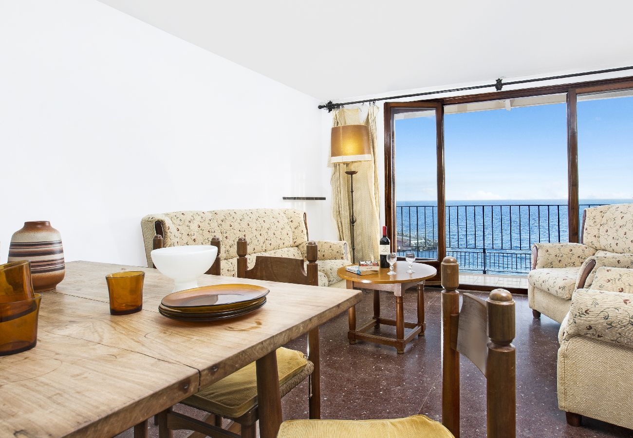 Apartment in Llafranc - 1PRU 01 -Basic apartment in the center of Llafranc on the second line of the sea with beautiful views of the beach