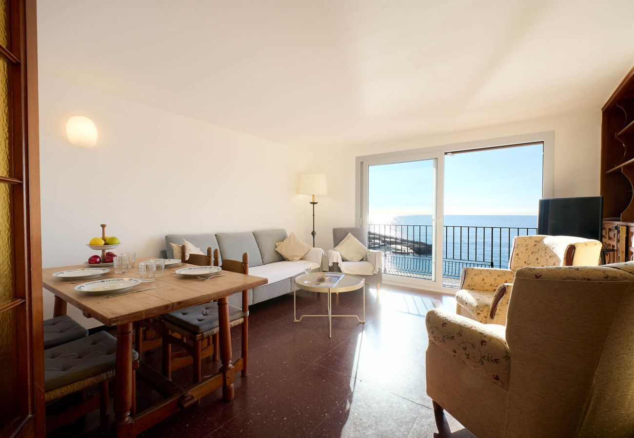 Apartment in Llafranc - 1PRU 01 -Basic apartment in the center of Llafranc on the second line of the sea with beautiful views of the beach