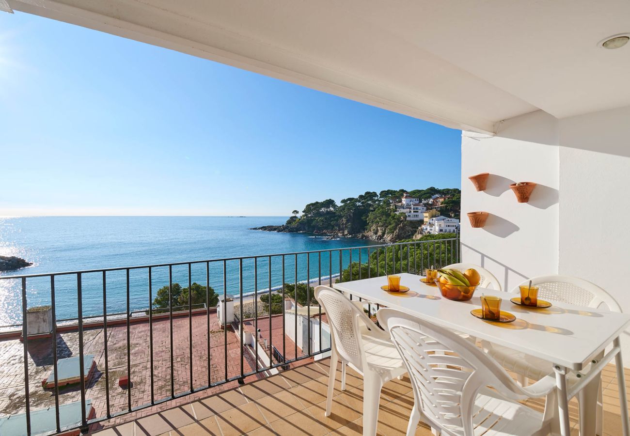 Apartment in Llafranc - 1PRU 01 -Basic apartment in the center of Llafranc on the second line of the sea with beautiful views of the beach