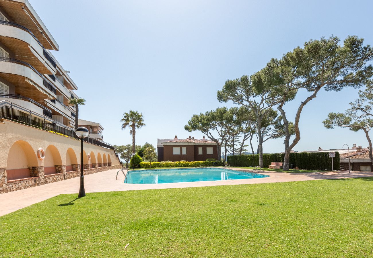 Apartment in Llafranc - 1LLUM 01 - Spacious 4 bedroom apartment with communal garden and swimming pool only 500m from the beach of Llafranc,