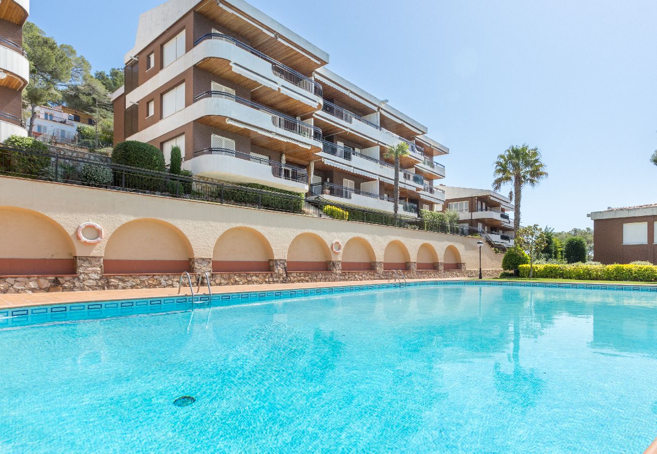 Apartment in Llafranc - 1LLUM 01 - Spacious 4 bedroom apartment with communal garden and swimming pool only 500m from the beach of Llafranc,