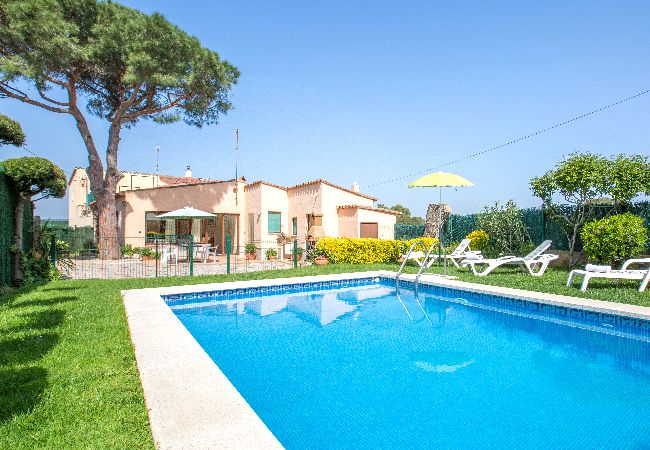 Villa/Dettached house in Esclanya - 1TP 01 - Villa with pool and private garden located in Esclanyà, 3 km from the town center and 6 km from the beach