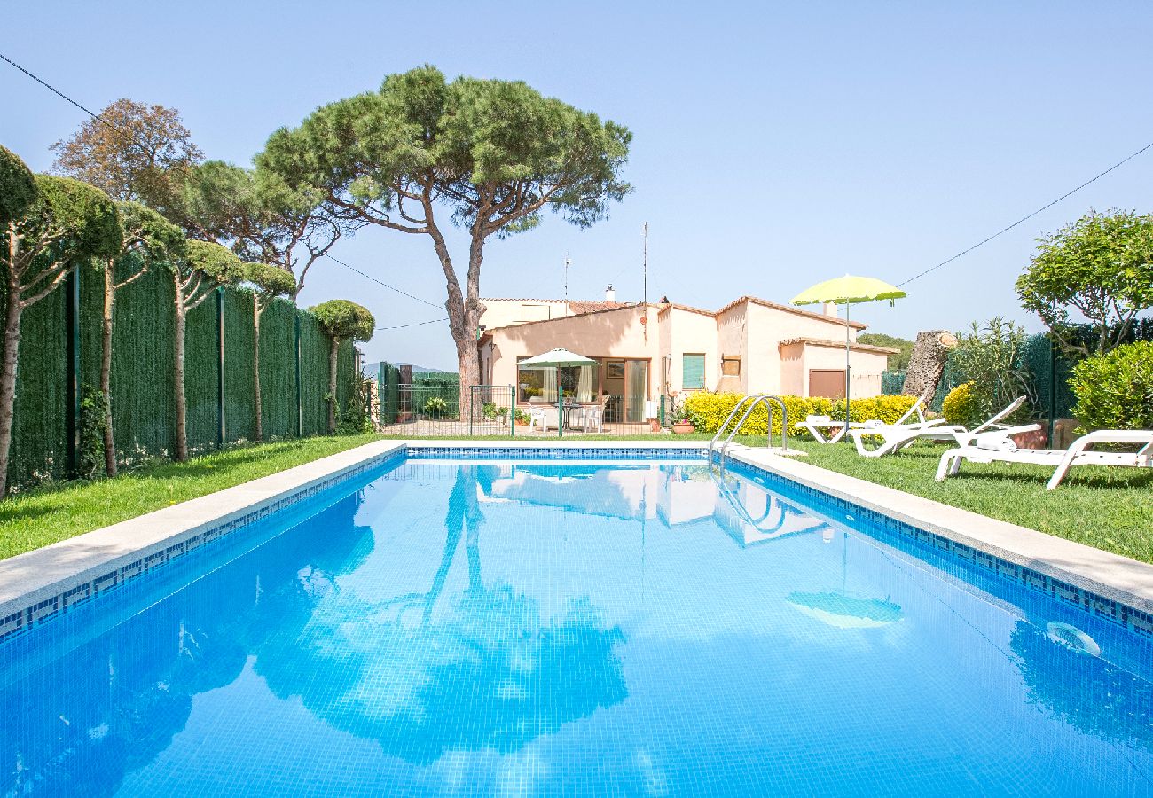 Villa in Esclanya - 1TP 01 - Villa with pool and private garden located in Esclanyà, 3 km from the town center and 6 km from the beach