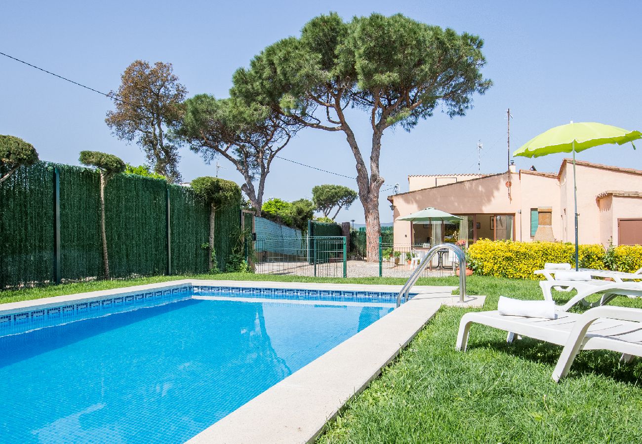 Villa in Esclanya - 1TP 01 - Villa with pool and private garden located in Esclanyà, 3 km from the town center and 6 km from the beach