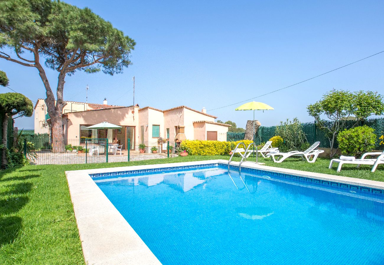 Villa in Esclanya - 1TP 01 - Villa with pool and private garden located in Esclanyà, 3 km from the town center and 6 km from the beach