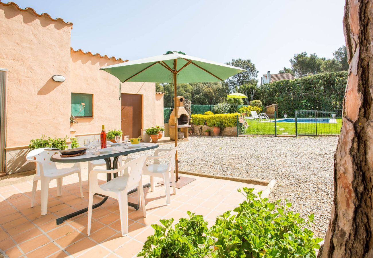 Villa in Esclanya - 1TP 01 - Villa with pool and private garden located in Esclanyà, 3 km from the town center and 6 km from the beach