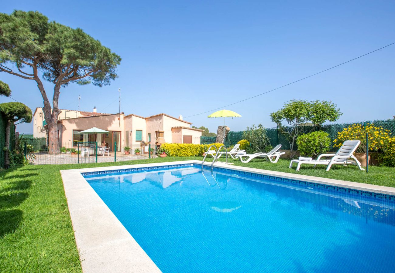 Villa in Esclanya - 1TP 01 - Villa with pool and private garden located in Esclanyà, 3 km from the town center and 6 km from the beach